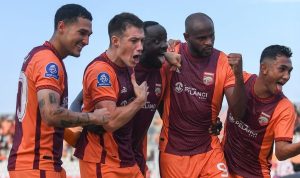 Pemain Borneo FC (kostum oranye) sedang melakukan selebrasi setelah mencetak gol, merayakan kemenangan beruntun.