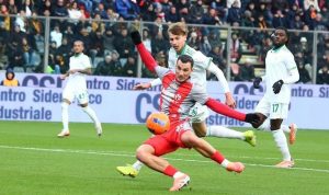Kiper Emil Audero (atau pemain Cremonese) menunjukkan ekspresi kecewa setelah gawangnya kebobolan oleh AS Roma.