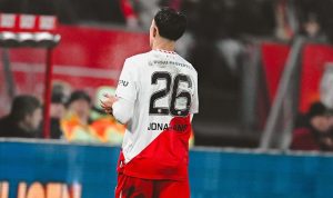 Aksi pertandingan sepak bola dengan pemain berbaju merah (kemungkinan Lille) sedang menguasai bola, menyimbolkan kemenangan besar.