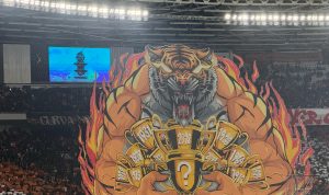 Suasana Gelora Bung Karno (SUGBK) yang dipadati ribuan suporter, menunjukkan atmosfer luar biasa saat pertandingan Persija vs PSIM.