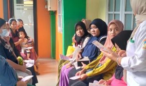 Suasana edukasi Keluarga Berencana (KB) di Puskesmas Batu Ampar, di mana petugas kesehatan memberikan penyuluhan kepada sekelompok ibu-ibu.