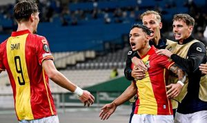 dean-james-gol-spektakuler-go-ahead-eagles-permalukan-feyenoord.jpg Dean James merayakan gol dengan tangan terbuka di lapangan, menggambarkan kegembiraan kemenangan Go Ahead Eagles atas Feyenoord.