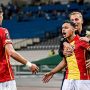 Dean James merayakan gol dengan tangan terbuka di lapangan, menggambarkan kegembiraan kemenangan Go Ahead Eagles atas Feyenoord.