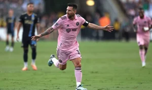 Pemain sepak bola Lionel Messi (Inter Miami) berlari dan merayakan gol dengan tangan terbuka di lapangan.