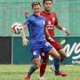 Pemain Persiba Balikpapan (biru) menguasai bola sambil dibayangi pemain lawan (merah) dalam pertandingan sepak bola.