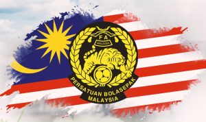 Logo Persatuan Bolasepak Malaysia (FAM) dengan latar belakang bendera Jalur Gemilang, terkait putusan 63 halaman FIFA.