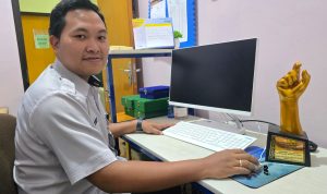 Potret Rizki Kurniawan Santoso, staf IT andalan Puskesmas Margo Mulyo, yang bertanggung jawab atas sistem keterbukaan informasi.