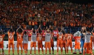 Momen intens pertandingan Borneo FC di lapangan, atau potret Pelatih Andre Gaspar/Lefundes yang memberikan instruksi.