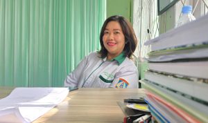 Potret Imelda Paewangan, seorang petugas kesehatan di Puskesmas Batu Ampar, yang menunjukkan dedikasi dan pengabdian.