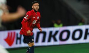 Calvin-Verdonk-Lille-Sukses-Tekuk-Angers-Ligue-1.webp Calvin Verdonk dengan beard dan tatapan serius, sedang beraksi di lapangan sepak bola.