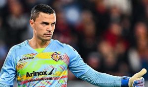 Emil-Audero-Gagal-Clean-Sheet-Debut-Juventus.jpg Emil Audero, kiper Sampdoria, terlihat memberikan jempol dalam pertandingan sepak bola, mengenakan seragam kiper biru muda dan kuning.