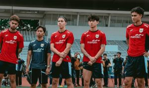 Lima pemain Timnas U-22 berdiri di lapangan mengenakan jersey latihan, beberapa di antaranya adalah pemain diaspora yang sedang menjalani seleksi.