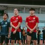Lima pemain Timnas U-22 berdiri di lapangan mengenakan jersey latihan, beberapa di antaranya adalah pemain diaspora yang sedang menjalani seleksi.