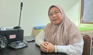 Petugas kesehatan dari Puskesmas Margo Mulyo sedang memberikan obat untuk kasus cacingan atau penyuluhan kesehatan kepada sekelompok anak atau masyarakat.