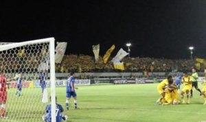 Barito-Putera-Pesta-Gol-Bantai-Persiba-Balikpapan.jpg Pemain Barito Putera merayakan gol di depan gawang, disaksikan suporter berbaju kuning yang memenuhi tribun stadion pada pertandingan malam hari.