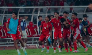 Para pemain Timnas Indonesia U-23 sedang merayakan gol atau kemenangan di lapangan, menunjukkan semangat tim yang akan berlaga di SEA Games 2025.