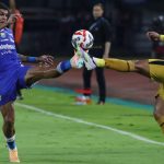 Duel udara pemain Persib Bandung berbaju biru saat melawan Bhayangkara FC dalam perebutan posisi kedua klasemen.