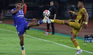 Duel udara pemain Persib Bandung berbaju biru saat melawan Bhayangkara FC dalam perebutan posisi kedua klasemen.