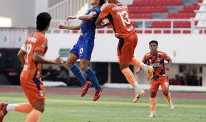 Pemain Persiba Balikpapan terlibat duel udara sengit dengan pemain lawan dalam pertandingan yang berlangsung di Stadion Batakan.