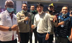 Pelatih Shin Tae-yong berfoto bersama beberapa petugas keamanan/pejabat saat tiba di Jakarta.