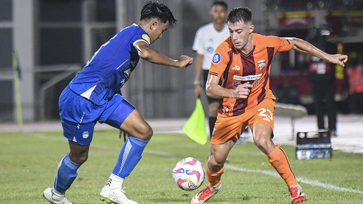 Momen perebutan bola yang intens antara pemain Borneo FC (berjersey oranye-coklat) melawan pemain tim lain.
