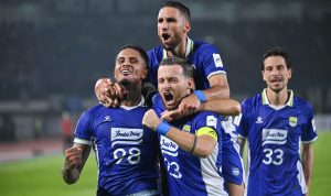 Momen perebutan bola yang intens antar pemain di lapangan, menyimbolkan tantangan berat yang dihadapi Persib Bandung di 16 Besar ACL 2.