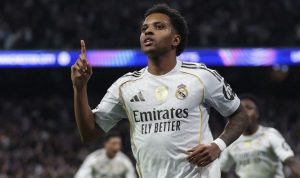 Momen perebutan bola yang intens antar pemain di lapangan, menyimbolkan duel Real Madrid vs Man City yang berakhir dengan kekalahan tuan rumah.