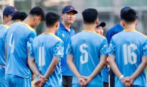 Momen perebutan bola yang intens antar pemain di lapangan, menyimbolkan tekad Vietnam untuk bermain sportif meskipun hasilnya dapat memengaruhi nasib Indonesia U-22.