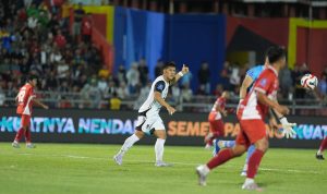 Spanduk dan dukungan The Jakmania yang hadir langsung di stadion untuk mendukung Persija Jakarta.