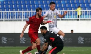 Pemain Arema FC bereaksi kecewa di Stadion Kanjuruhan setelah Madura United mencetak gol penyama kedudukan menjadi 2-2.