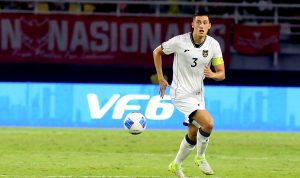 Jay Idzes saat bertanding membela Timnas Indonesia, menunjukkan performa solid yang membuat nilai pasarnya meroket.