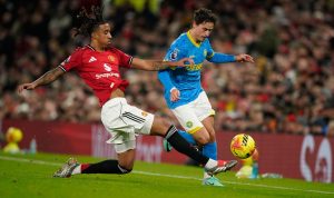 Pemain Manchester United melakukan tekel untuk merebut bola dari pemain lawan dalam pertandingan Premier League di Old Trafford.