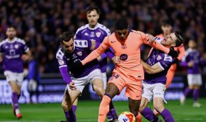 Pemain Barcelona (jersey merah-biru) menggiring bola dengan cepat melewati pemain lawan dalam pertandingan Copa del Rey melawan Guadalajara.