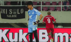 Momen pertandingan sepak bola BRI Super League, menampilkan pemain asing dari dua tim yang sedang berebut bola.