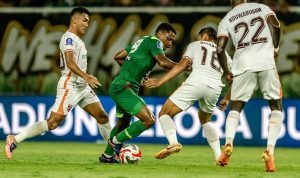 Duel sengit pemain Borneo FC berebut bola dengan pemain Persebaya Surabaya dalam laga yang berakhir imbang di Stadion Gelora Bung Tomo.