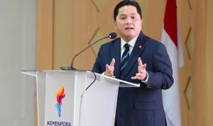 Erick Thohir memberikan pernyataan resmi di podium Kemenpora terkait evaluasi sanksi Timnas Sepak Bola pasca SEA Games 2025.