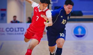 Pemain Timnas Futsal Indonesia U-16 nomor punggung 7 berebut bola dengan pemain Thailand dalam laga final Piala ASEAN.