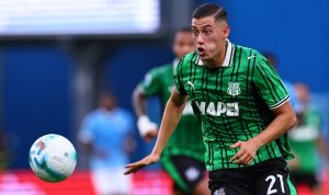 Aksi penggawa Sassuolo, Jay Idzes, saat berduel memperebutkan bola dalam kekalahan tipis 0-1 dari Torino.