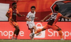 Momen krusial pertandingan sepak bola antara pemain Borneo FC dan Bali United, menyimbolkan patahnya rekor kemenangan Pesut Etam.