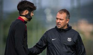 Pelatih Barcelona, Hansi Flick, memberikan instruksi tegas kepada pemainnya di pusat latihan tim untuk menjaga konsistensi kemenangan.