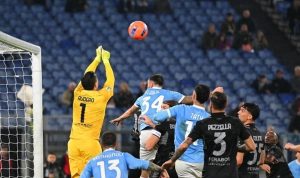 Aksi penjaga gawang Emil Audero saat mencoba mengamankan area pertahanan dari gempuran pemain Napoli dalam pertandingan Liga Italia.