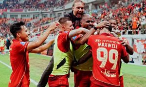 Selebrasi pemain dan pelatih tim papan atas yang menjadi kandidat kuat juara BRI Super League 2025/2026 di stadion.