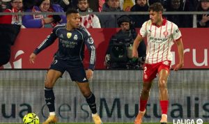 Momen pertandingan Real Madrid (dengan jersey gelap) melawan tim lawan (dengan jersey merah-putih) di La Liga, menyimbolkan hasil yang tersendat.