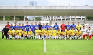 Skuad gabungan APPI dan ILeague berpose bersama di lapangan hijau setelah pertandingan laga amal untuk Sumatera.