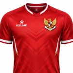 Desain konsep jersey kandang Timnas Indonesia berwarna merah dengan logo apparel Kelme dan lambang Garuda di dada.