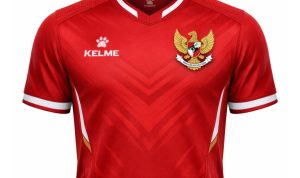 Desain konsep jersey kandang Timnas Indonesia berwarna merah dengan logo apparel Kelme dan lambang Garuda di dada.