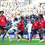 Aksi pemain Manchester United saat berebut bola dengan pemain Leeds United dalam pertandingan Premier League yang berakhir imbang 1-1.