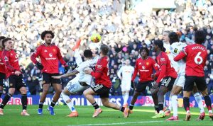 Aksi pemain Manchester United saat berebut bola dengan pemain Leeds United dalam pertandingan Premier League yang berakhir imbang 1-1.