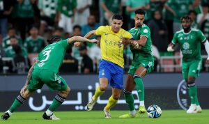 Cristiano Ronaldo dikawal ketat pemain lawan saat Al Nassr menelan kekalahan perdana.
