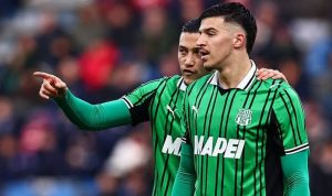 Jay Idzes dan Muharemovic saat bertanding membela Sassuolo di Liga Italia.